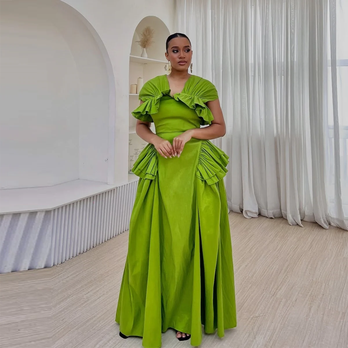 Women Formal Wear For Plus Size - 2026 Pretty Green Übergrößen-Satin-Abendkleid mit Rüschen